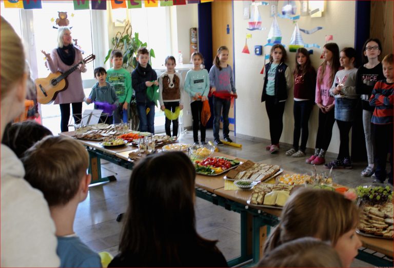 Gesundes Frühstück mit köstlichen Leckereien Grundschule